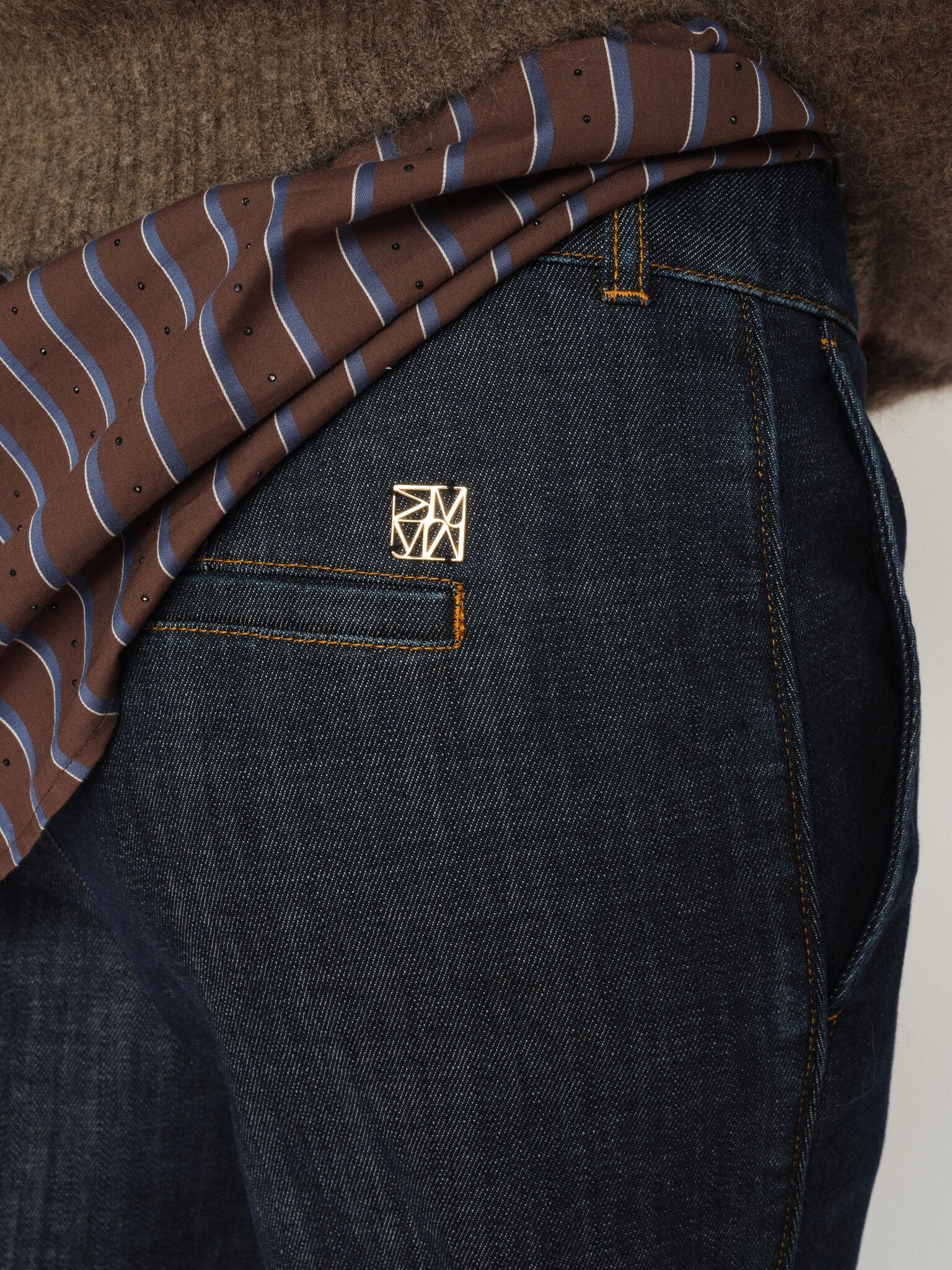 Modelshot / Dark Blue / Detail